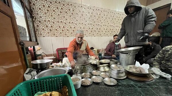 Mohammad Shafi Bhat has served the local delicacy for more than four decades in Srinagar - Sputnik India