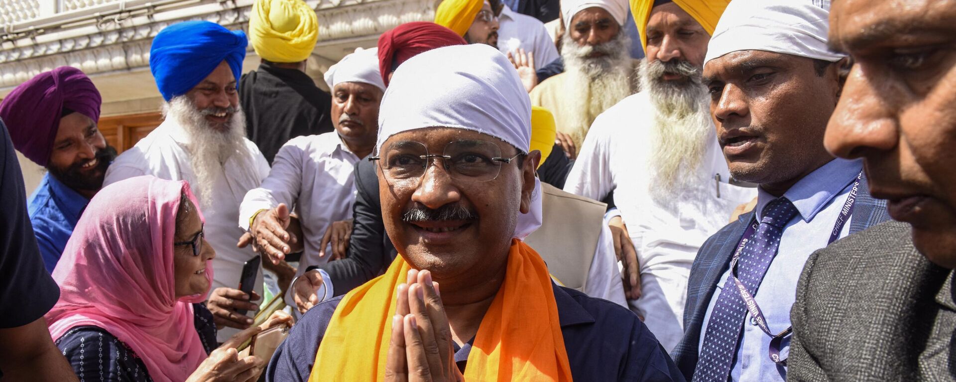Aam Aadmi Party (AAP) leader and Delhi's chief minister Arvind Kejriwal (C, white headgear) pay respect at the Golden Temple in Amritsar on March 13, 2022. - Sputnik भारत, 1920, 24.12.2022