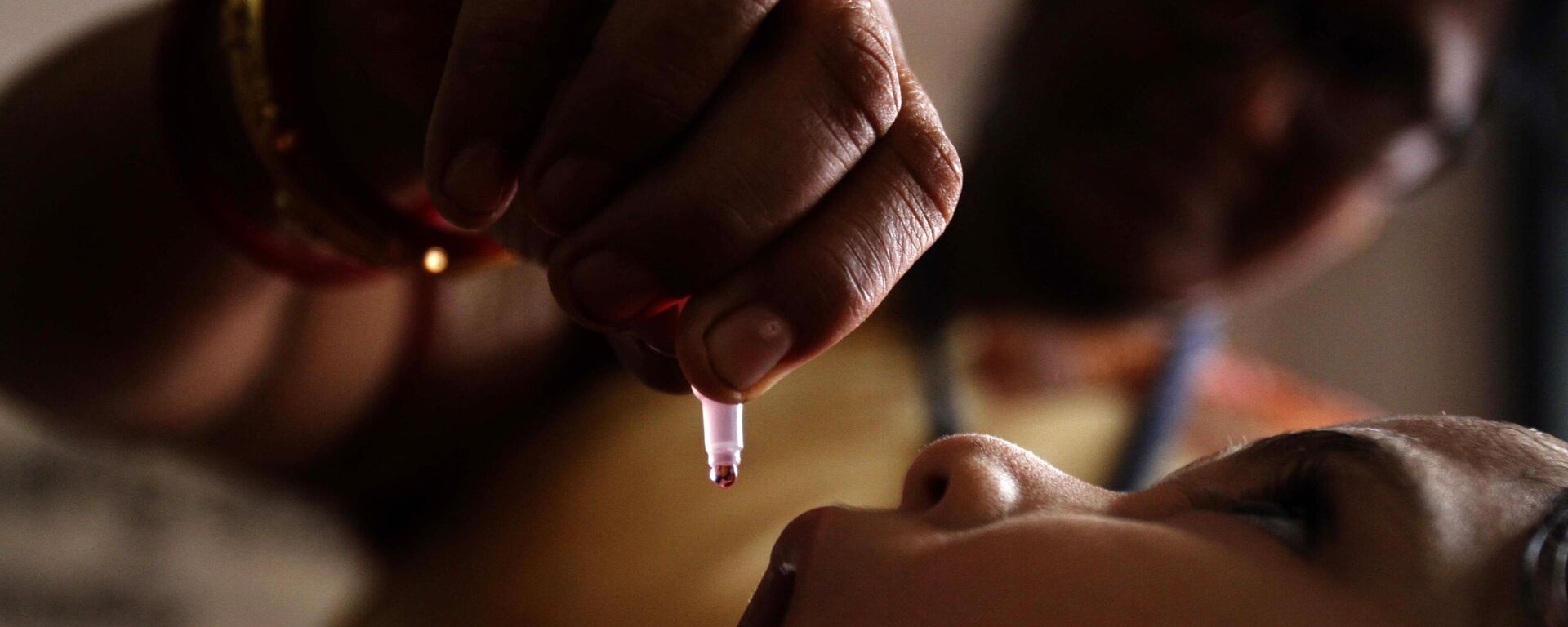 A health worker administers a polio drop to an infant as part of Mission Indradhanush on World Health Day in Bhubaneswar, India, Tuesday, April 7, 2015. - Sputnik भारत, 1920, 30.01.2023