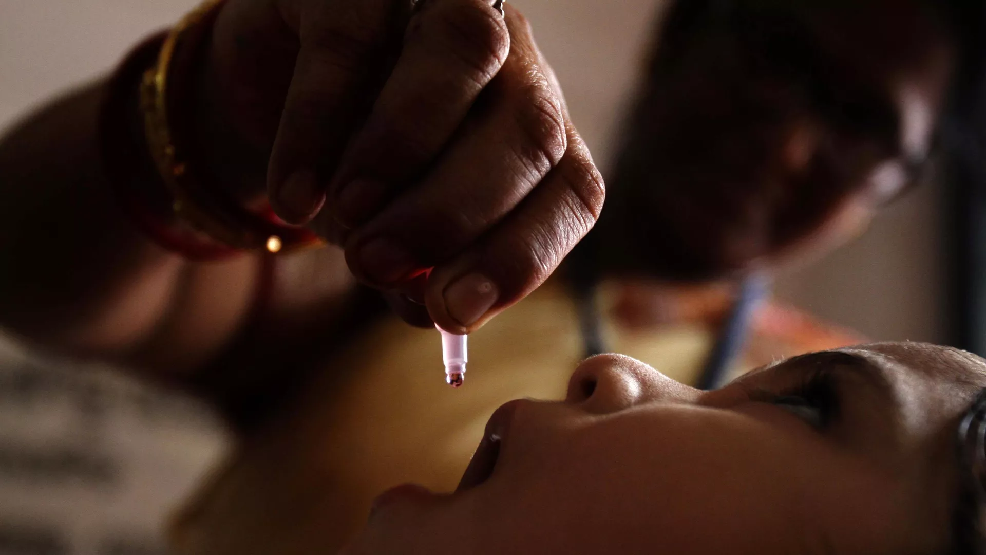 A health worker administers a polio drop to an infant as part of Mission Indradhanush on World Health Day in Bhubaneswar, India, Tuesday, April 7, 2015. - Sputnik भारत, 1920, 25.05.2023