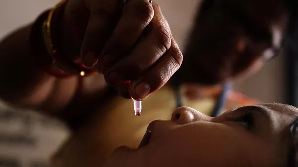 A health worker administers a polio drop to an infant as part of Mission Indradhanush on World Health Day in Bhubaneswar, India, Tuesday, April 7, 2015. - Sputnik India
