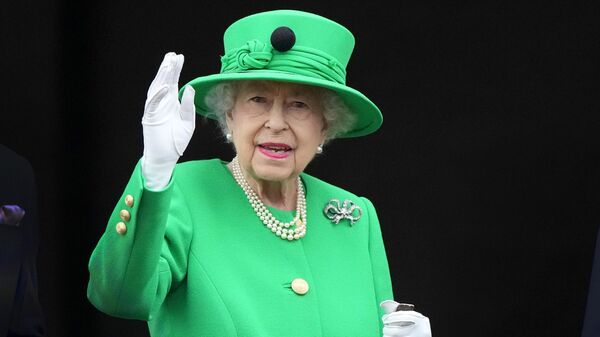 Britain's Queen Elizabeth II waves to the crowd during the Platinum Jubilee Pageant at the Buckingham Palace in London, June 5, 2022, on the last of four days of celebrations to mark the Platinum Jubilee. - Sputnik भारत