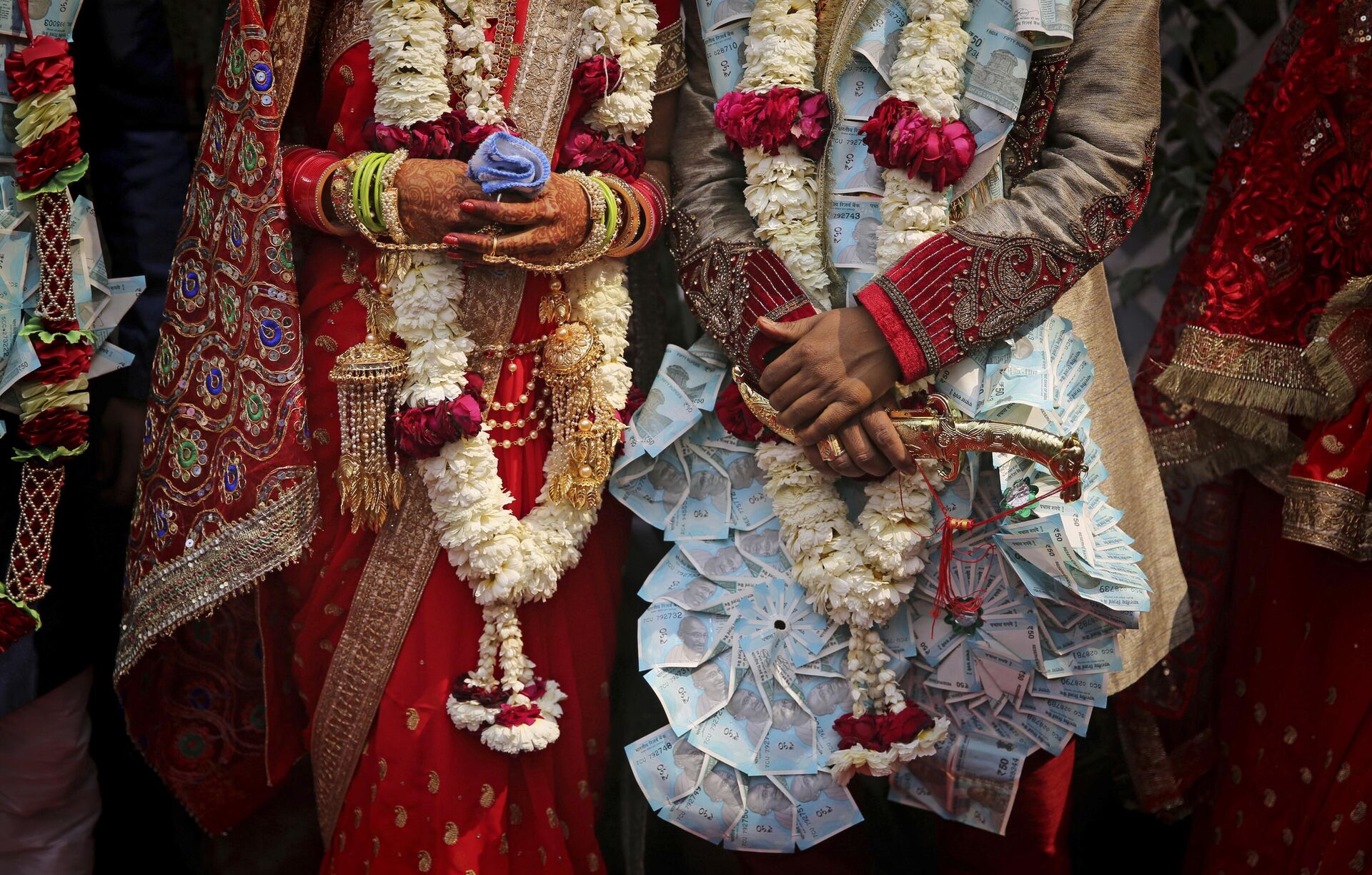 A newly wed Indian couple poses for photographs during a mass marriage ceremony for eight couples in New Delhi, India, Friday, March 8, 2019. - Sputnik India, 1920, 27.11.2023