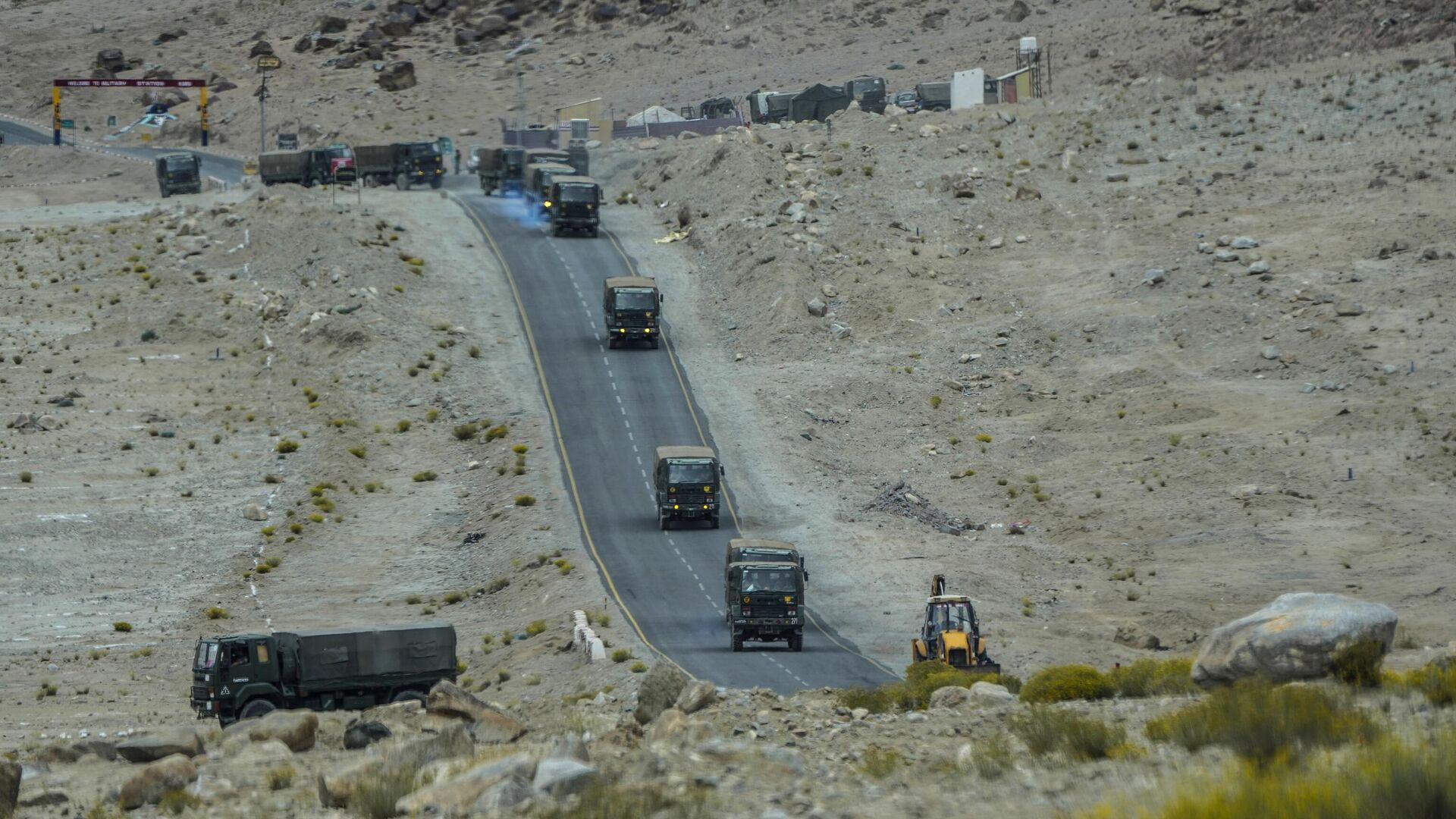 Indian army vehicles move in a convoy in the cold desert region of Ladakh, India, Tuesday, Sept. 20, 2022. Nestled between India, Pakistan and China, Ladakh has not just faced territorial disputes but also stark climate change. - Sputnik India, 1920, 06.01.2023