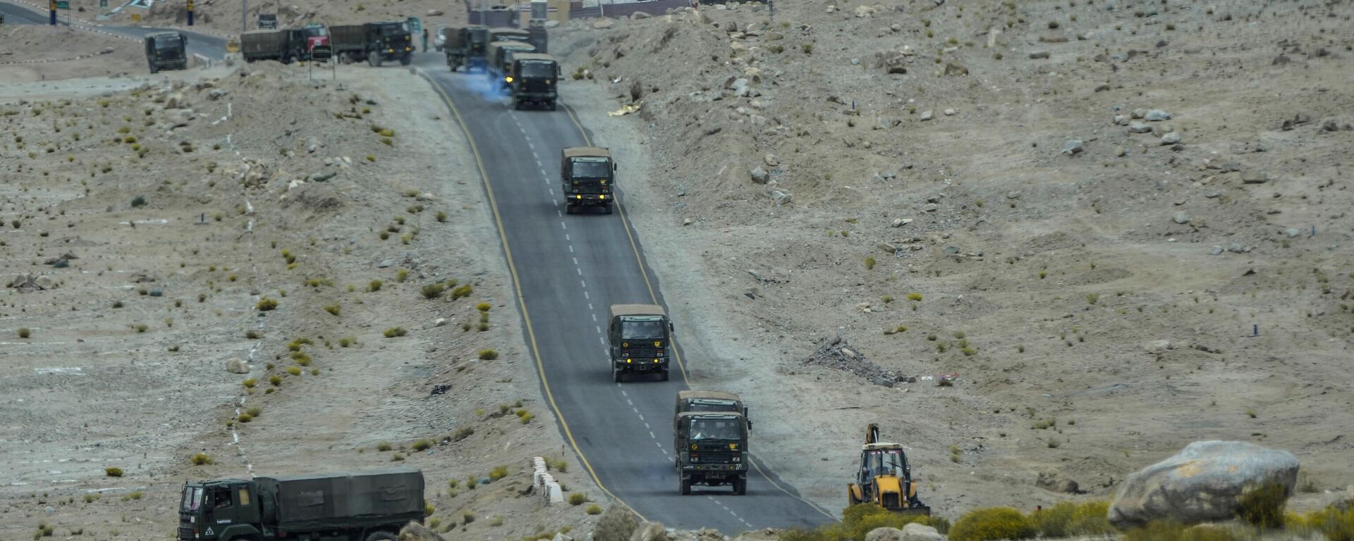 Indian army vehicles move in a convoy in the cold desert region of Ladakh, India, Tuesday, Sept. 20, 2022. Nestled between India, Pakistan and China, Ladakh has not just faced territorial disputes but also stark climate change. - Sputnik भारत, 1920, 03.10.2023