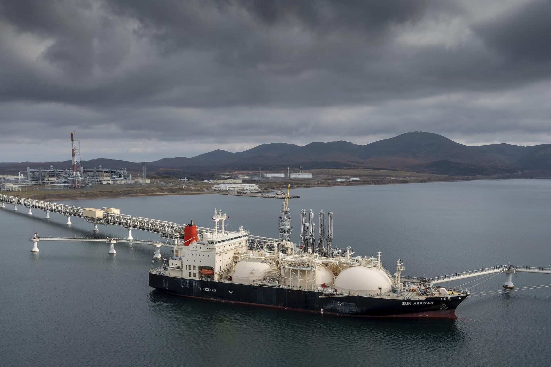 The tanker Sun Arrows loads its cargo of liquefied natural gas from the Sakhalin-2 project in the port of Prigorodnoye, Russia, on Friday, Oct. 29, 2021. - Sputnik भारत, 1920, 31.08.2023