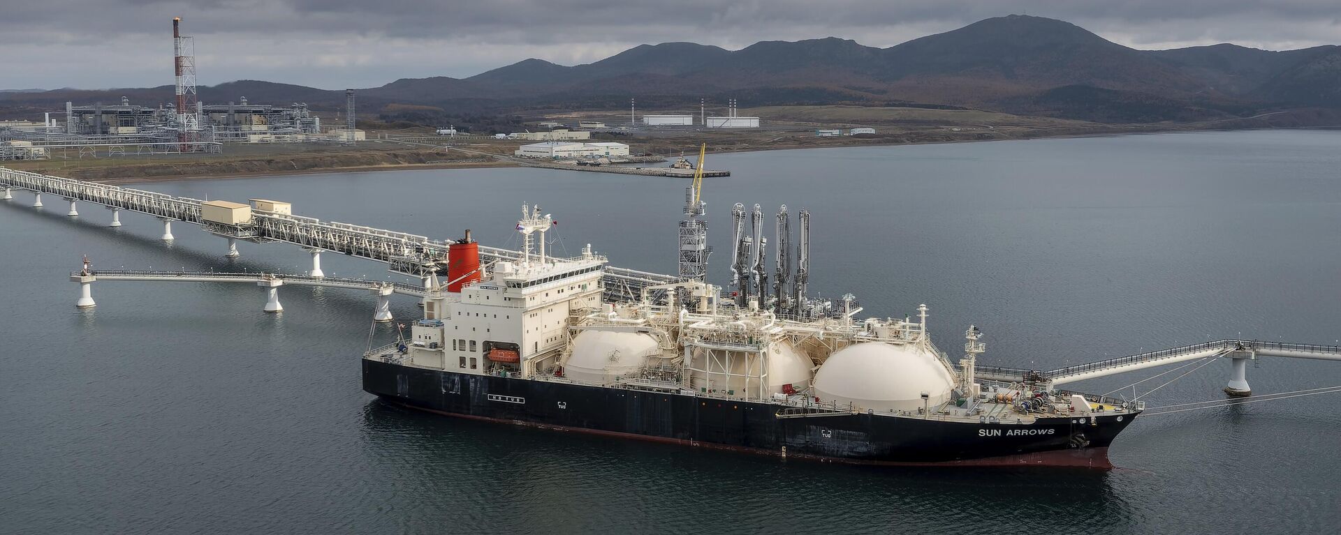 The tanker Sun Arrows loads its cargo of liquefied natural gas from the Sakhalin-2 project in the port of Prigorodnoye, Russia, on Friday, Oct. 29, 2021. - Sputnik भारत, 1920, 01.09.2023