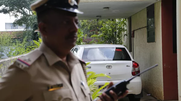 An Indian police officer stands guard next to the car of Indian journalist Gauri Lankesh in which she was traveling just before she was fatally shot Tuesday by unidentified attackers inside the premises of her residence, in Bangalore, India, Wednesday, Sept. 6, 2017. - Sputnik India