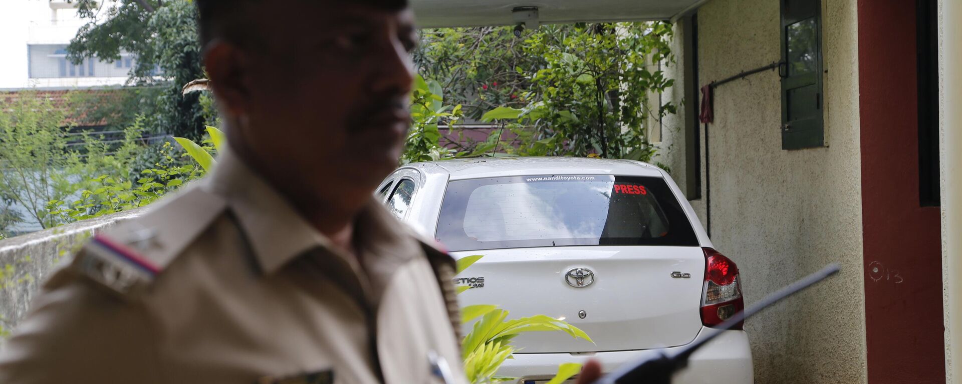 An Indian police officer stands guard next to the car of Indian journalist Gauri Lankesh in which she was traveling just before she was fatally shot Tuesday by unidentified attackers inside the premises of her residence, in Bangalore, India, Wednesday, Sept. 6, 2017. - Sputnik India, 1920, 05.07.2023