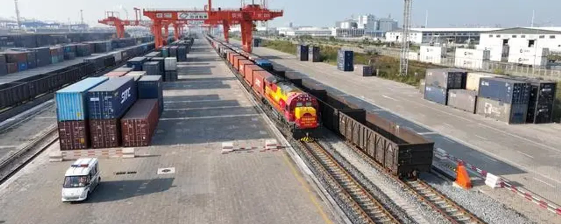A freight train loaded with 265 tons of raw sugar from India left South China's Qinzhou - Sputnik India, 1920, 21.09.2023