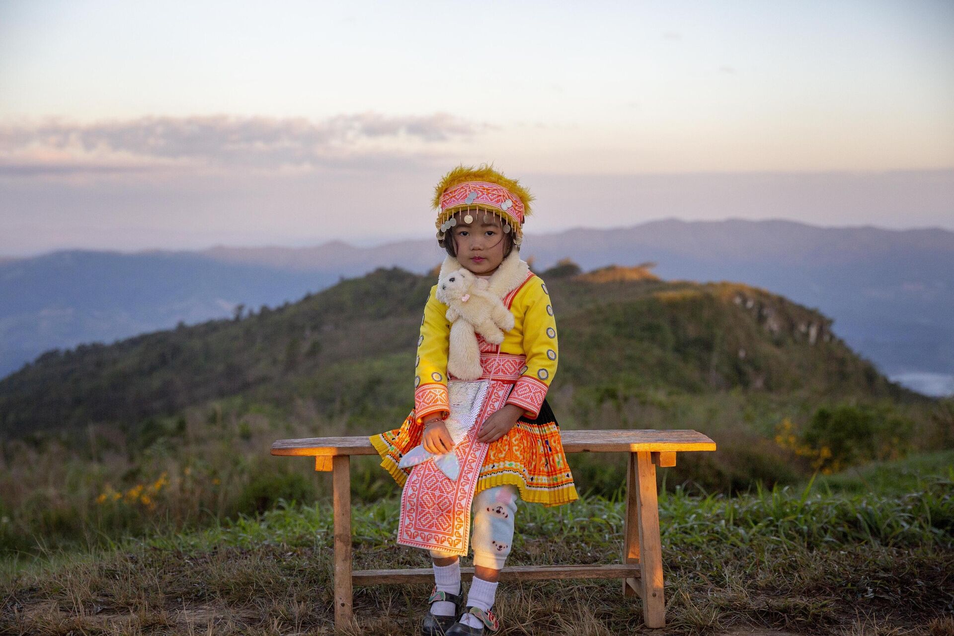 A Hill tribe child dressed in traditional attire waits at a mountain viewpoint to pose with tourists at sun rises Phu Chi Fa viewpoint, Chiang Rai, Thailand Friday, Nov. 27, 2020. - Sputnik India, 1920, 06.09.2023