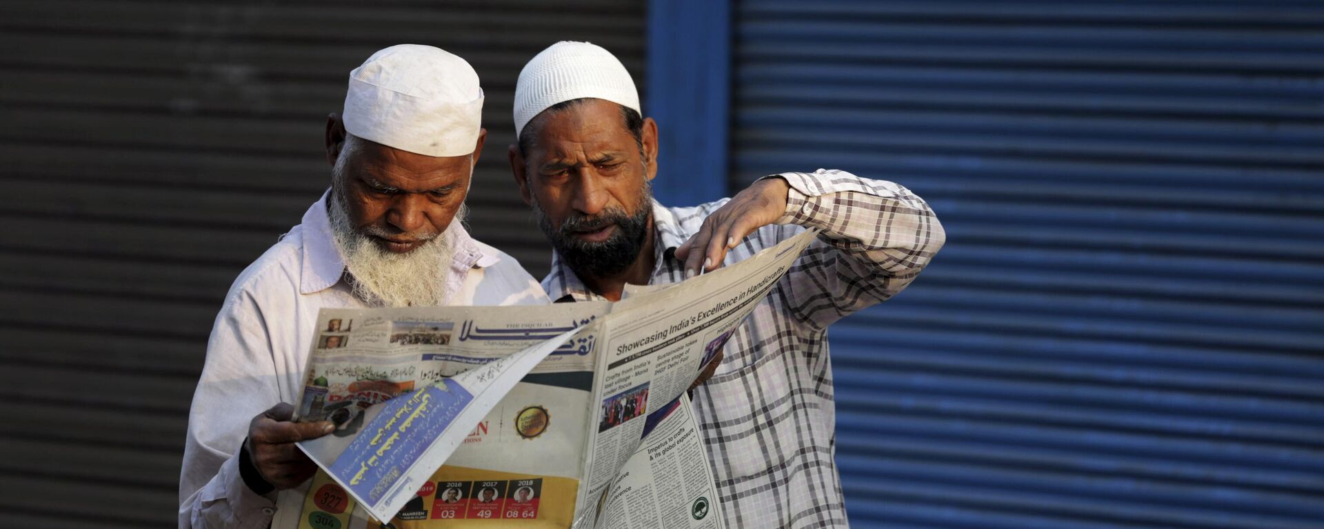 Indian Muslims read about the verdict in a decades-old land title dispute between Muslims and Hindus in a newspaper in Ayodhya, India, Sunday, Nov. 10, 2019. - Sputnik भारत, 1920, 28.06.2023