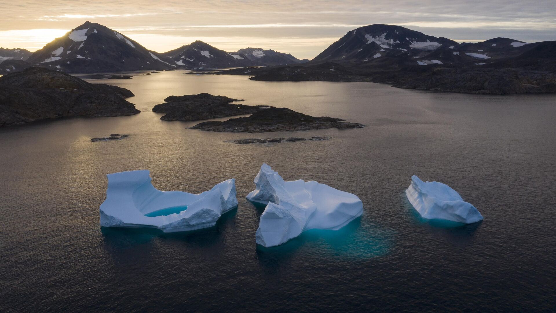 Large Icebergs float away as the sun rises near Kulusuk, Greenland, Aug. 16, 2019. - Sputnik India, 1920, 14.12.2022
