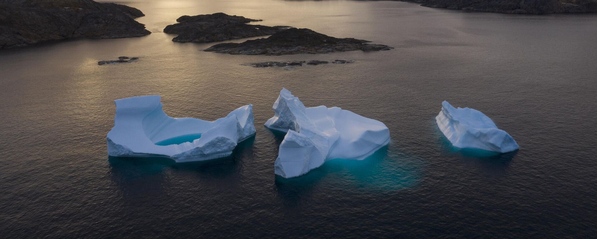 Large Icebergs float away as the sun rises near Kulusuk, Greenland, Aug. 16, 2019. - Sputnik भारत, 1920, 17.01.2026