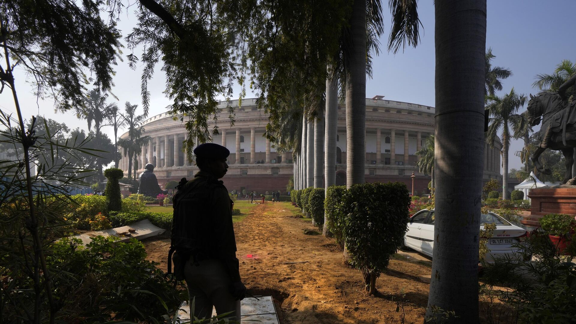 A para military force soldier stands guard on the opening day of the winter session of the Parliament, in New Delhi, India, Wednesday, Dec. 7, 2022. - Sputnik India, 1920, 13.01.2023