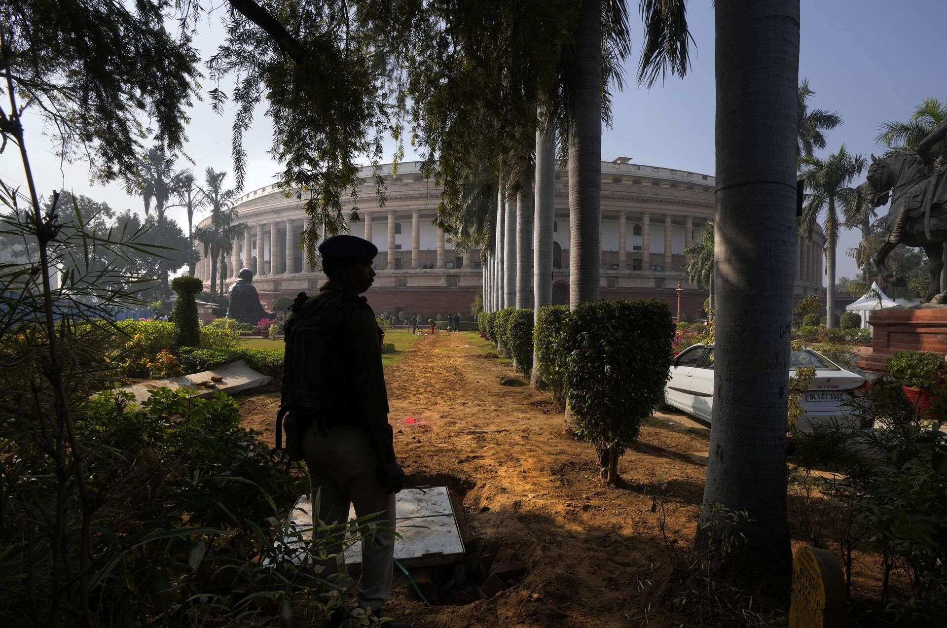 A para military force soldier stands guard on the opening day of the winter session of the Parliament, in New Delhi, India, Wednesday, Dec. 7, 2022. - Sputnik भारत, 1920, 19.09.2023