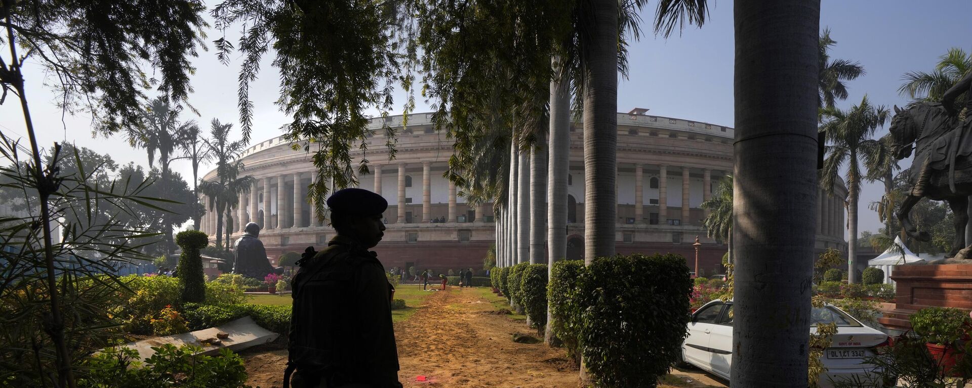 A para military force soldier stands guard on the opening day of the winter session of the Parliament, in New Delhi, India, Wednesday, Dec. 7, 2022. - Sputnik India, 1920, 13.01.2023