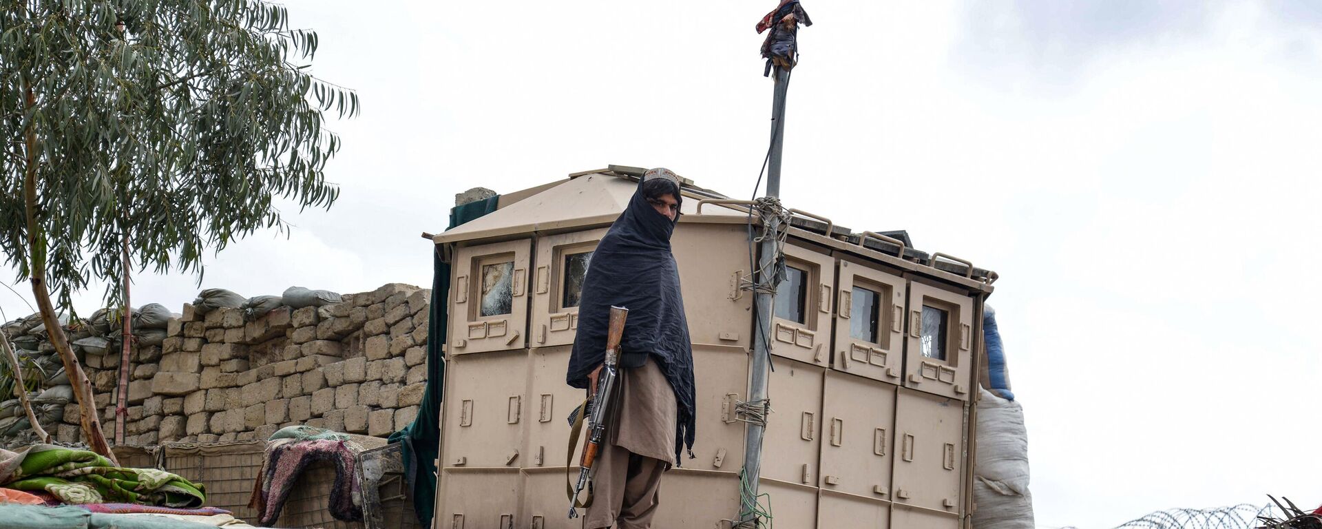 A Taliban security personnel stands guard at the Afghanistan-Pakistan border in Spin Boldak on December 12, 2022. - Sputnik India, 1920, 20.12.2022