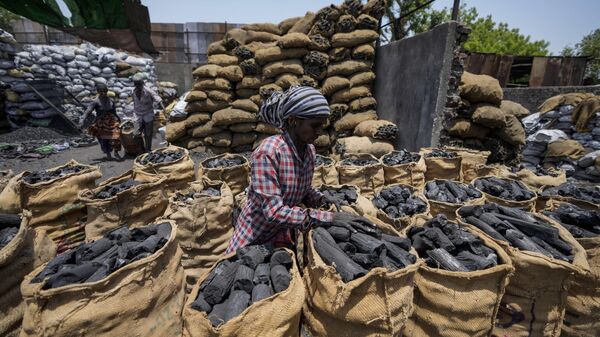 A woman works at a coal depot in Ahmedabad, India, May 2, 2022. - Sputnik India