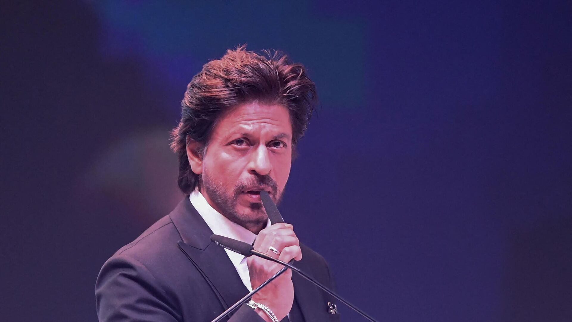 Bollywood actor Shah Rukh Khan addresses during the inauguration of 28th Kolkata International film festival in Kolkata on December 15, 2022. - Sputnik India, 1920, 03.03.2023