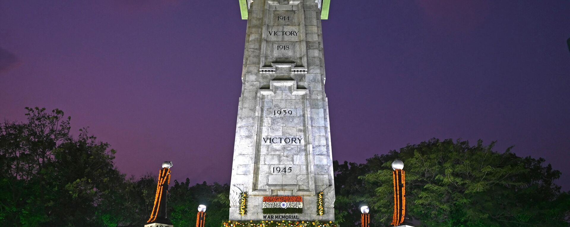 An illuminated view of Victory War Memorial is pictured on the occasion of Vijay Diwas, which commemorates the victory over Pakistan during the 1971 war that led to the independence of Bangladesh, in Chennai on December 16, 2021. - Sputnik India, 1920, 16.12.2022