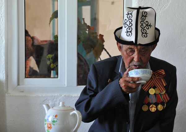 A picture taken on May 7, 2015 shows World War Two veteran Sardar Akylbekov, 93, drinking tea at his house in the village of Tok-Bay, some 20km of Kyrgyzstan's capital Bishkek. - Sputnik India