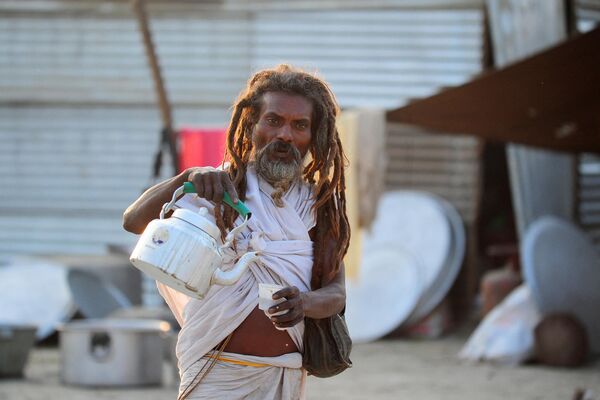 An Indian Sadhu (holy man) pours tea for devotees during the annual Magh Mela fair in Allahabad on January 6, 2015. - Sputnik India