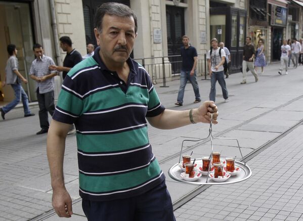 A man carries a tea tray in downtown Istanbul, Turkey, Wednesday, July 15, 2009. - Sputnik India
