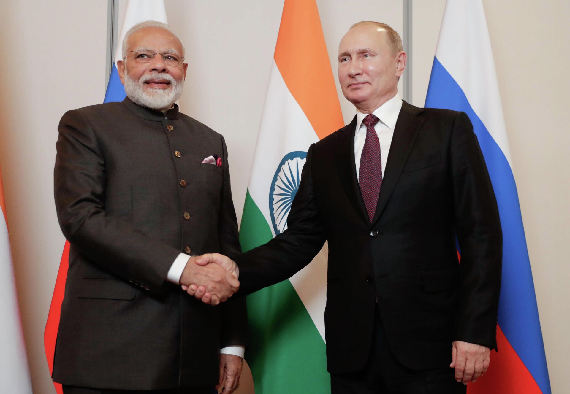 India's Prime Minister Narendra Modi, left, shakes hands with Russia's President Vladimir Putin (File) - Sputnik India, 1920, 30.11.2023