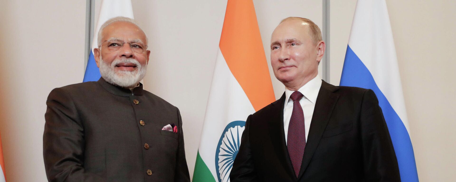India's Prime Minister Narendra Modi, left, shakes hands with Russia's President Vladimir Putin (File) - Sputnik भारत, 1920, 25.01.2024