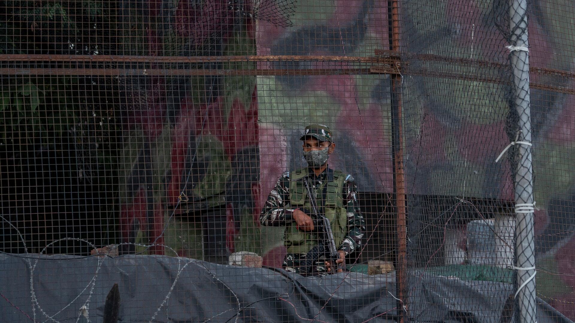 A paramilitary soldier stands outside a bunker near the site of a grenade explosion in Srinagar, Indian controlled Kashmir, Saturday, Aug. 13, 2022. - Sputnik India, 1920, 28.02.2023