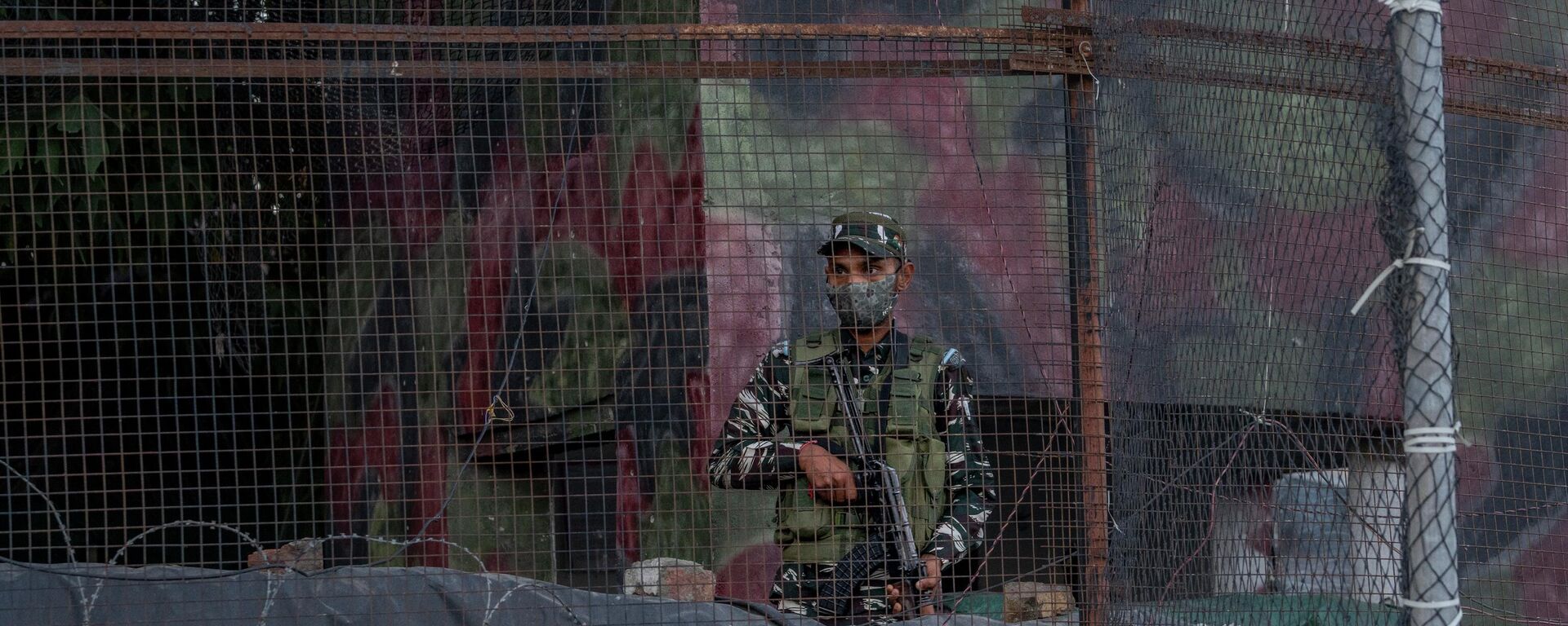 A paramilitary soldier stands outside a bunker near the site of a grenade explosion in Srinagar, Indian controlled Kashmir, Saturday, Aug. 13, 2022. - Sputnik India, 1920, 26.07.2023