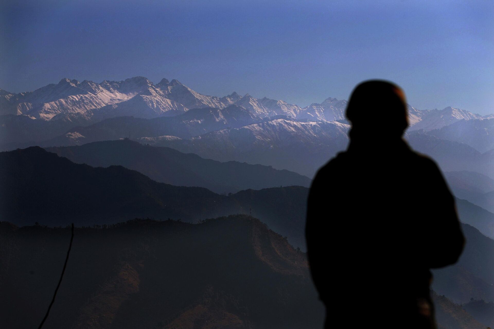 An Indian army soldier looks towards the snow-covered Pir Panjal range of mountains from one of their forward post at the Line of Control (LOC) between India and Pakistan border, in Poonch, about 248 kilometers (155 miles) from Jammu, India, Wednesday, Dec. 16, 2020 - Sputnik India, 1920, 02.08.2023