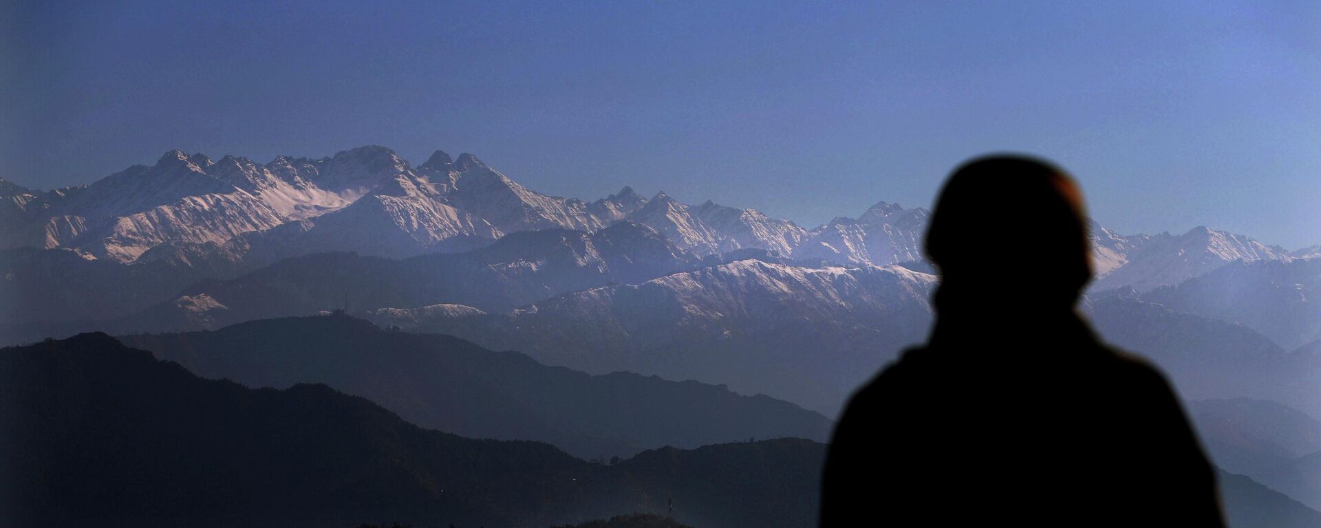 An Indian army soldier looks towards the snow-covered Pir Panjal range of mountains from one of their forward post at the Line of Control (LOC) between India and Pakistan border, in Poonch, about 248 kilometers (155 miles) from Jammu, India, Wednesday, Dec. 16, 2020 - Sputnik India, 1920, 10.03.2023