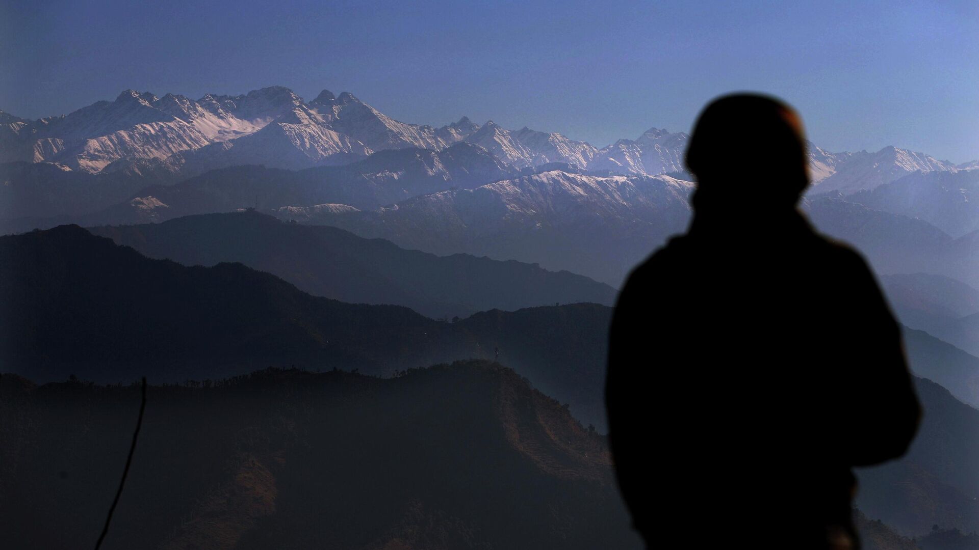 An Indian army soldier looks towards the snow-covered Pir Panjal range of mountains from one of their forward post at the Line of Control (LOC) between India and Pakistan border, in Poonch, about 248 kilometers (155 miles) from Jammu, India, Wednesday, Dec. 16, 2020 - Sputnik India, 1920, 10.03.2023