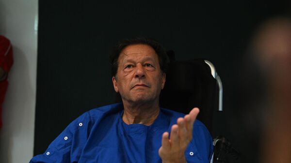 Pakistan's former prime minister Imran Khan talk with media representatives at a hospital in Lahore on November 4, 2022,  a day after an assassination attempt on him during his long march near Wazirabad. - Sputnik India