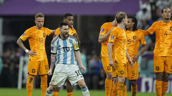 Аргентинец Лионель Месси празднует победу перед игроками Нидерландов на ЧМ в Катаре - Sputnik भारत