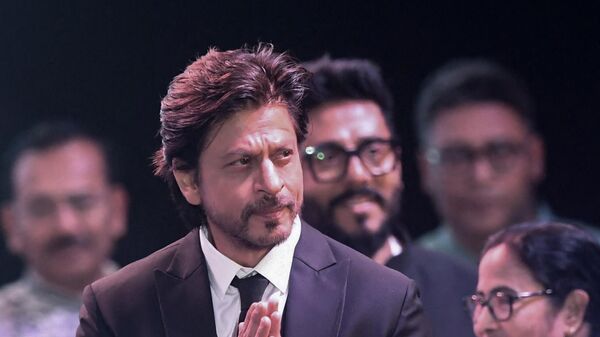 Bollywood actor Shah Rukh Khan (C) arrives during the inauguration ceremony of 28th Kolkata International film festival in Kolkata on December 15, 2022. - Sputnik India