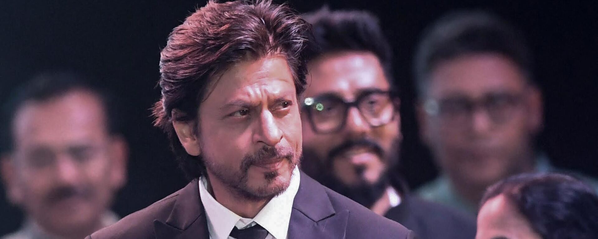 Bollywood actor Shah Rukh Khan (C) arrives during the inauguration ceremony of 28th Kolkata International film festival in Kolkata on December 15, 2022. - Sputnik India, 1920, 19.12.2022