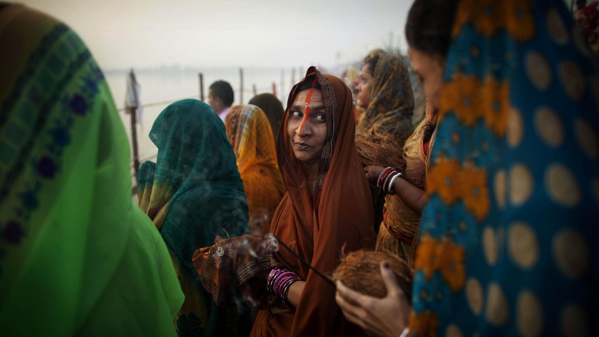 Indian women from the state of Bihar offer prayers in the Yamuna River, sacred to Hindus, on the holiday of Chaath Puja in New Delhi, India, Friday, Nov. 12, 2010. - Sputnik India, 1920, 30.10.2023