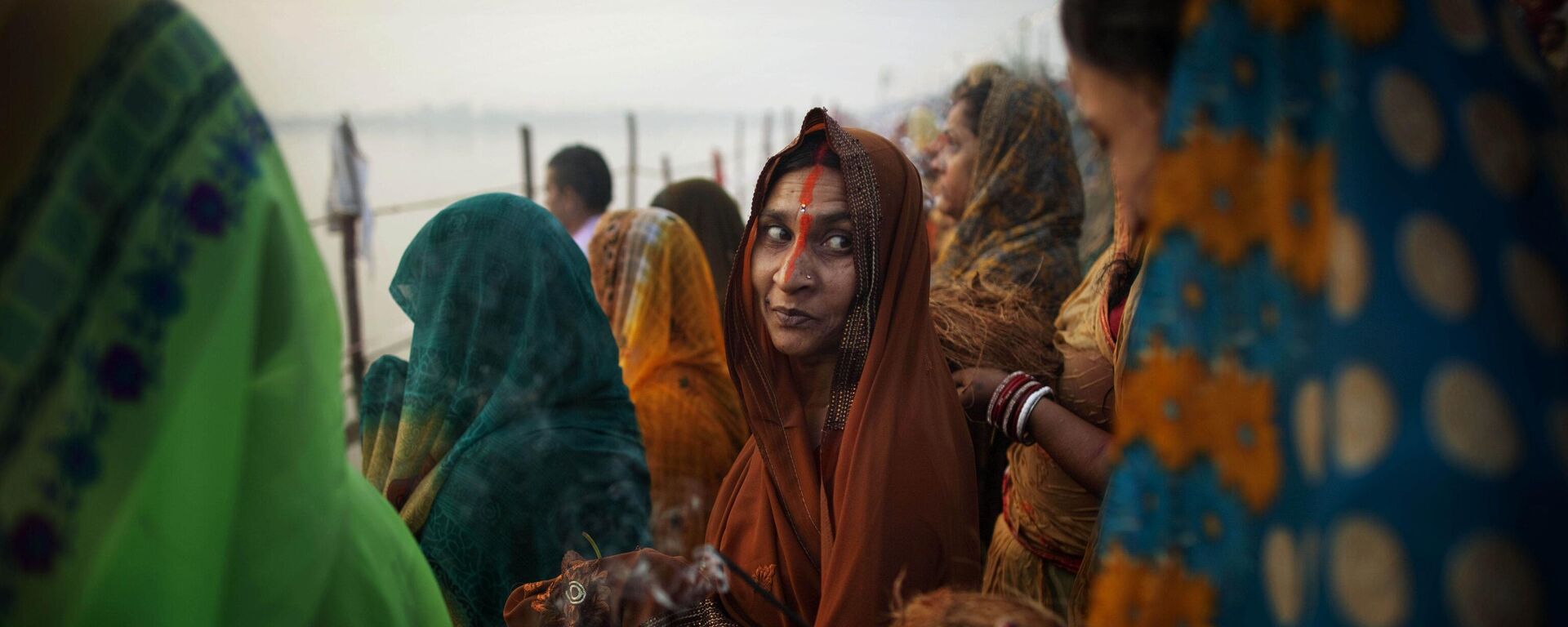 Indian women from the state of Bihar offer prayers in the Yamuna River, sacred to Hindus, on the holiday of Chaath Puja in New Delhi, India, Friday, Nov. 12, 2010. - Sputnik India, 1920, 30.10.2023