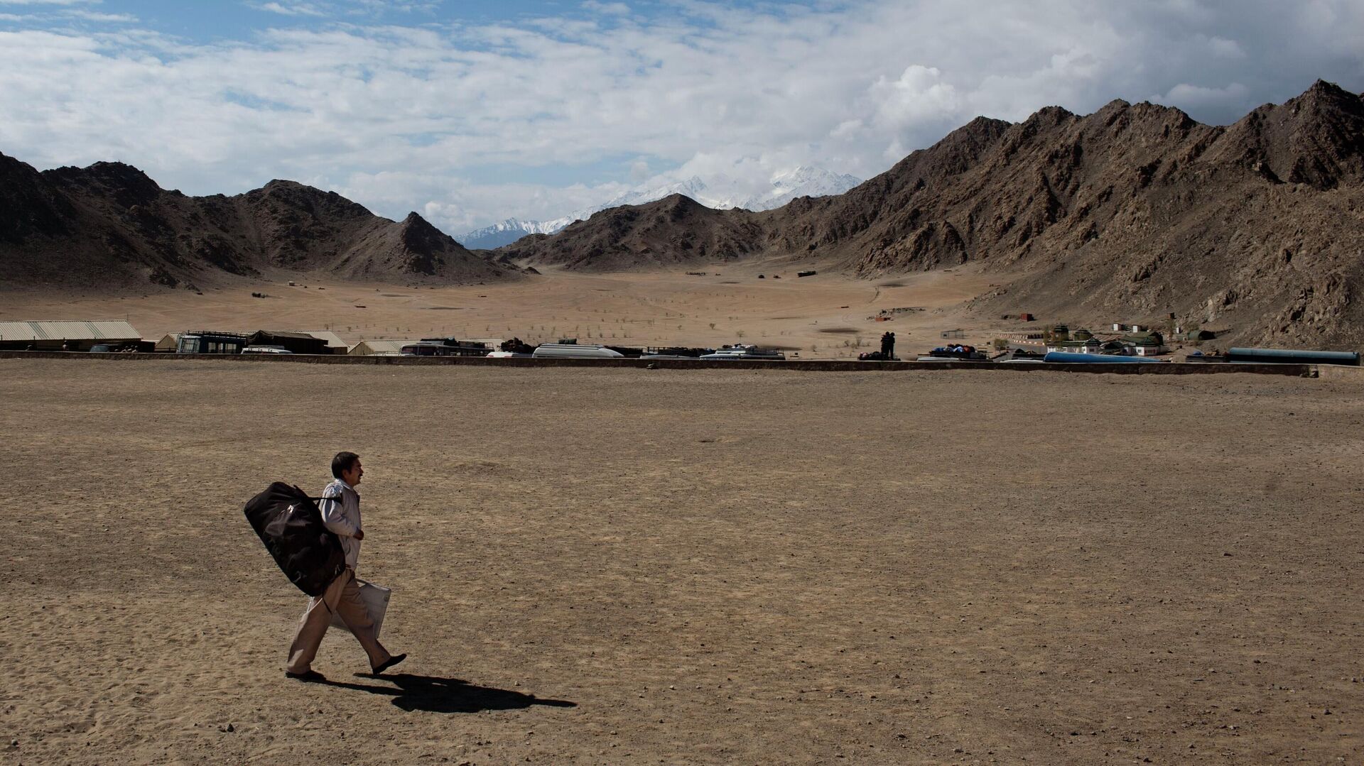 An election worker walks with a voting machine on his way to a nearby polling station on the eve of the eighth phase of voting for the Indian parliamentary elections in Leh, near the India-China border in Ladakh, India, May 6, 2014. - Sputnik India, 1920, 20.12.2022