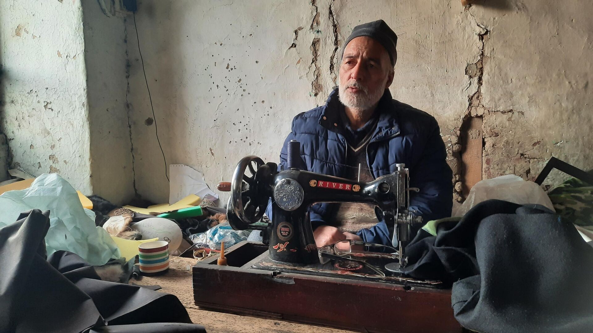 Ali Mohammad, a Kashmiri cap maker is known for making caps from several countries including Russia. - Sputnik India, 1920, 20.12.2022