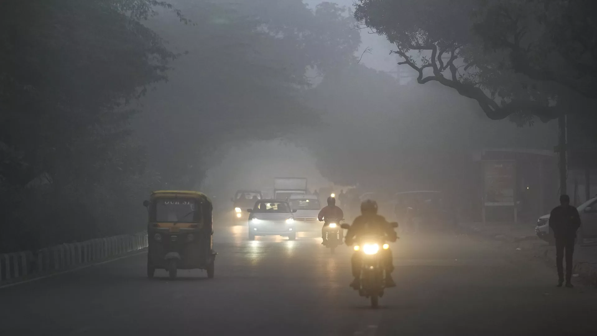 Commuters drive amidst morning smog in New Delhi, India, Tuesday, Dec. 20, 2022.