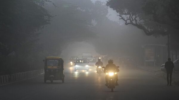 Commuters drive amidst morning smog in New Delhi, India, Tuesday, Dec. 20, 2022. - Sputnik भारत