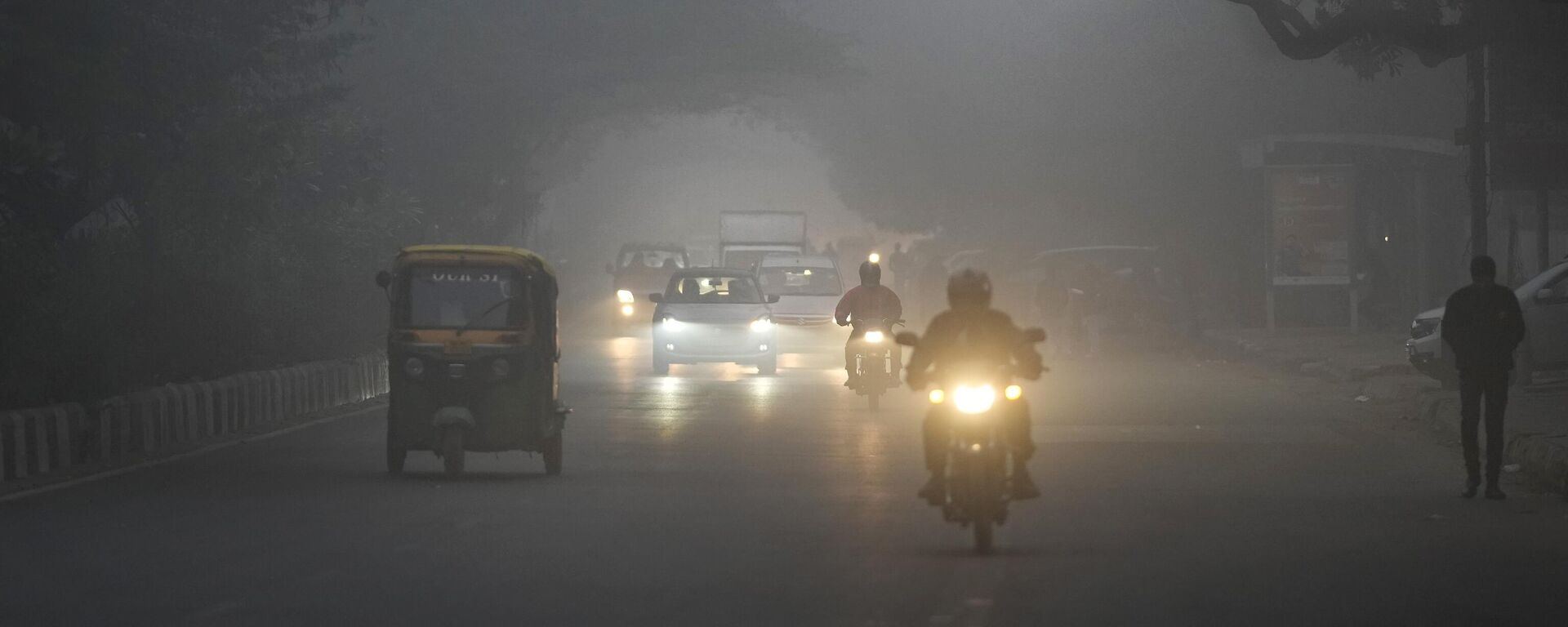 Commuters drive amidst morning smog in New Delhi, India, Tuesday, Dec. 20, 2022. - Sputnik भारत, 1920, 10.01.2023