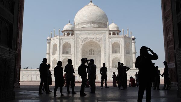 Tourists on the territory of the Taj Mahal palace in the city of Agra - Sputnik भारत