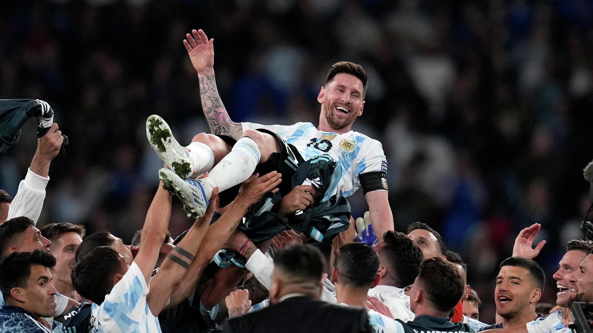 Argentina's players celebrate with Lionel Messi, top, after winning the Finalissima soccer match between Italy and Argentina at Wembley Stadium in London , Wednesday, June 1, 2022 - Sputnik India, 1920, 20.12.2022