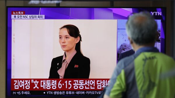 A man watches a TV screen showing a news program with a file image of Kim Yo Jong, the sister of North Korea's leader Kim Jong Un, at the Seoul Railway Station in Seoul, South Korea, Wednesday, June 17, 2020.  - Sputnik भारत