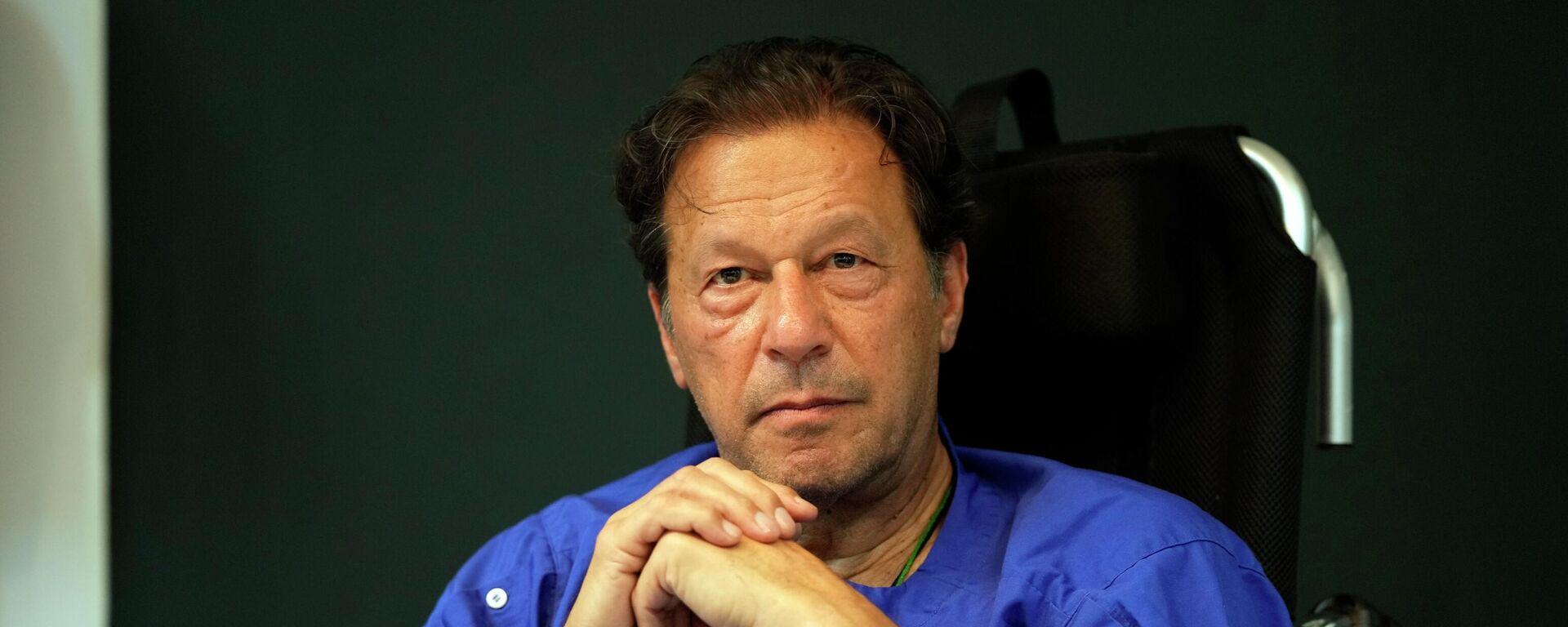 Former Pakistani Prime Minister Imran Khan speaks during a news conference in Shaukat Khanum hospital, where is being treated for a gunshot wound in Lahore, Pakistan, on Nov. 4, 2022. - Sputnik India, 1920, 31.01.2023